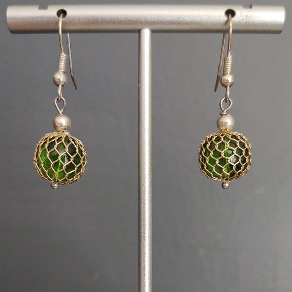 Gold mesh wrapped green glass drop earrings - Picture 2 of 5